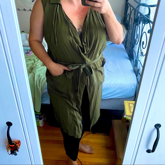 Kaki Vest 🍃 - Picture 3 of 3